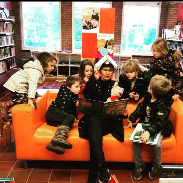 Boekenzoeker in Bibliotheek Zuidwolde