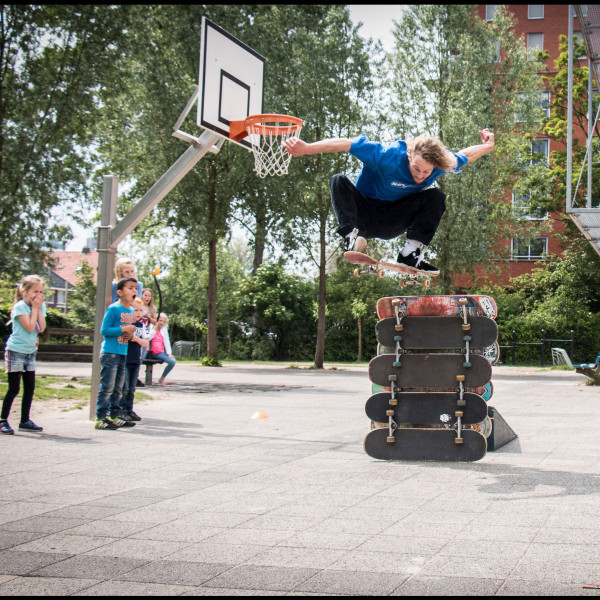 Skateboardles
